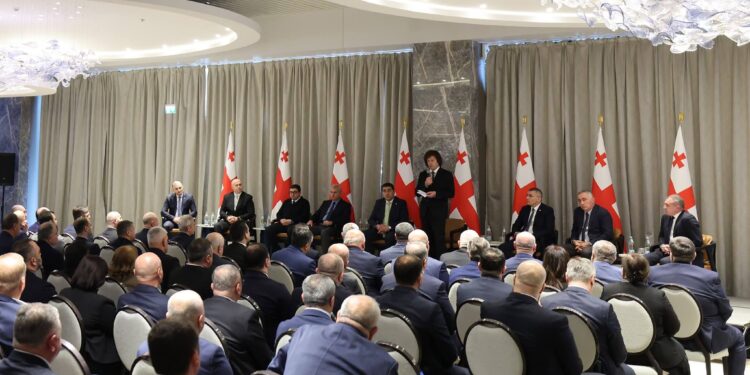 საქართველოს პრემიერ-მინისტრი ირაკლი კობახიძე რეგიონებში სახელმწიფო რწმუნებულებს, მუნიციპალიტეტების მერებს და საკრებულოების თავმჯდომარეებს შეხვდა