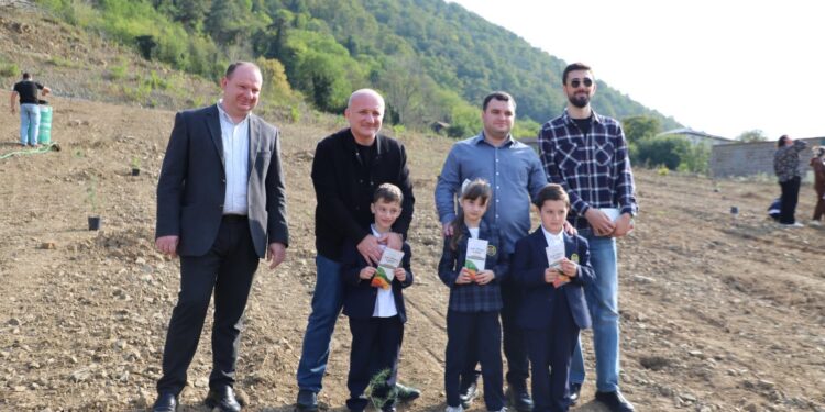ბაღდათის მუნიციპალიტეტში სახელმწიფო პროგრამის „ჩემი პირველი ნერგის“ ფარგლებში, გამწვანების ღონისძიებები გაიმართა.